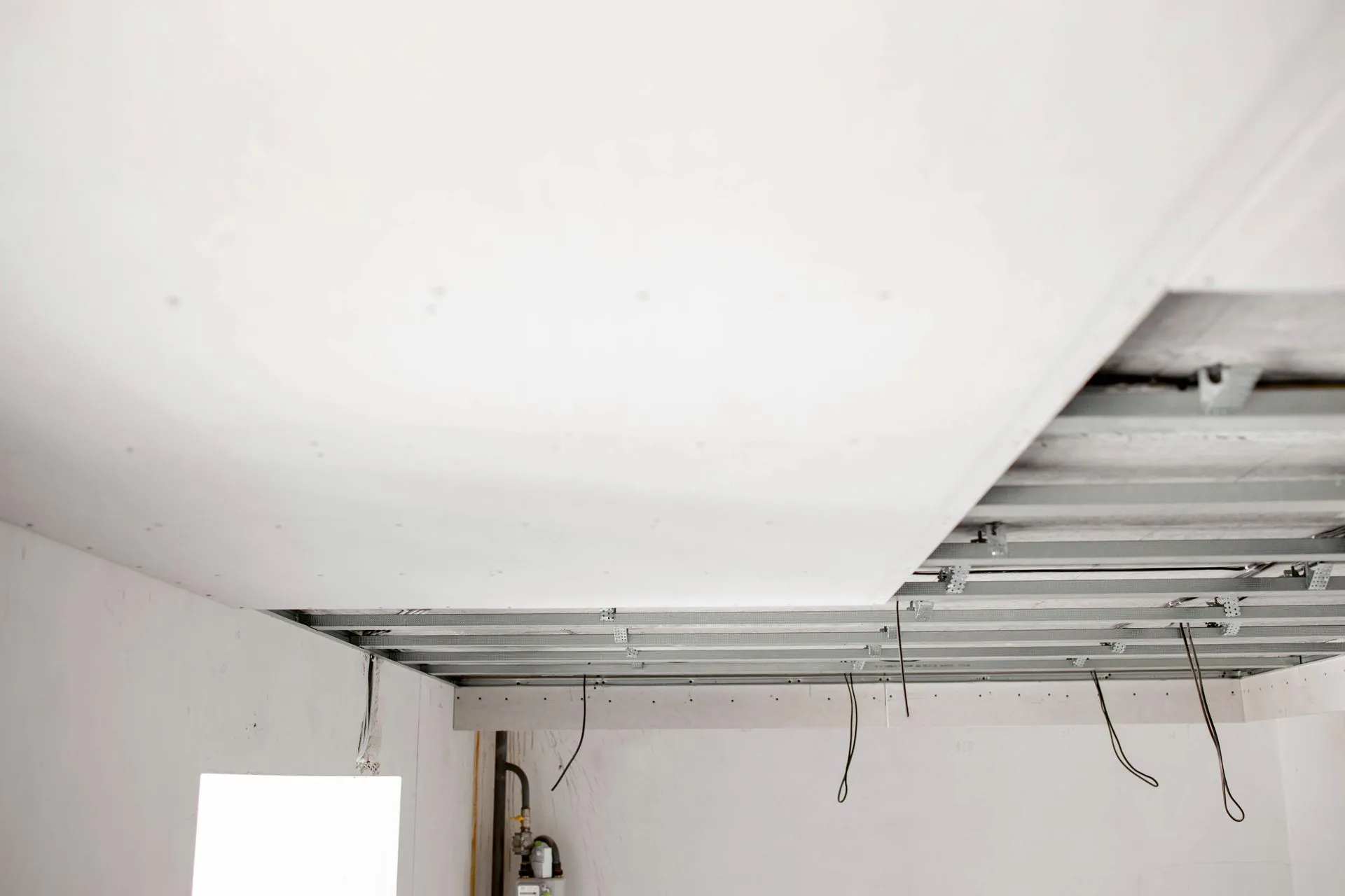 Installation d’un faux plafond en plaques de plâtre sur une ossature métallique