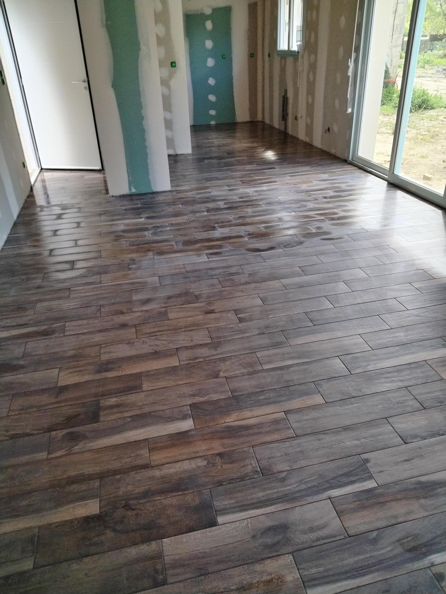 Revêtement de sol imitation parquet posé dans une pièce lumineuse